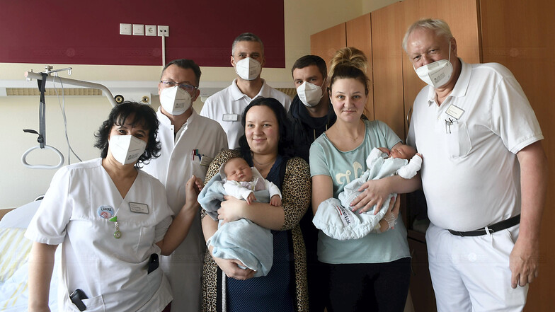 Das Erste im Jahr 2022 im Krankenhaus Weißwasser geborene Baby ist Victor Jablonski (li.), der am 3. Januar 2022 zur Welt kam. Einen Tag später und somit als zweites Baby im neuen Jahr, wurde Pola Kossakowska entbunden. Über die Neuankömmlinge freut s