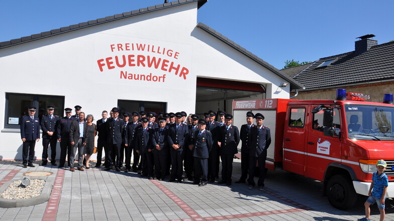 Die Naundorfer Kameraden, ihre Gäste und ihr neues Fahrzeug aus Schwepnitz.
