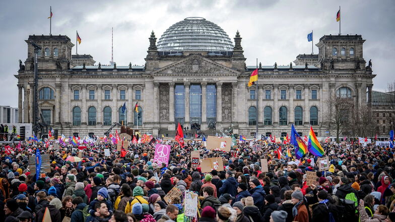 Mehr als 150.000 Menschen versammelten sich am Samstagmittag in Berlin vor dem Reichstagsgebäude.