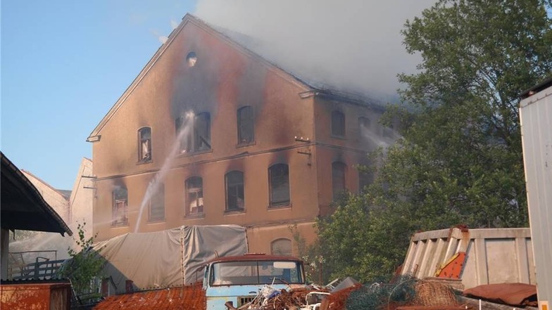 In Eibau ist am Freitagnachmittag ein Feuer in einer ehemaligen Textilfabrik am Walddorfer Weg ausgebrochen. Aus noch ungeklärter Ursache schlugen gegen 16.40 Uhr die Flammen aus dem Gebäude.