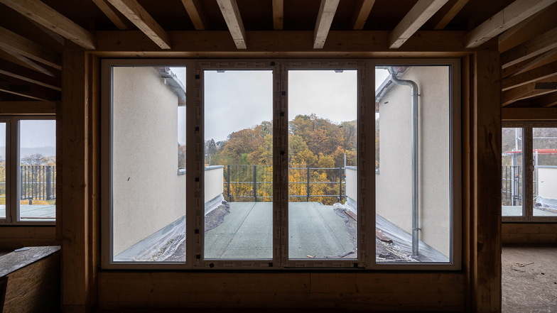 Bodentiefe Fenster lassen viel Licht in die Räume, eine große Tür öffnet sich zur Dachterrasse.