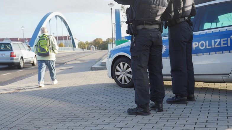 Bundespolizisten stehen an der Grenzbrücke in Frankfurt (Oder), die Deutschland mit Polen verbindet. Die Zahl der Flüchtlinge, die über Belarus und Polen nach Deutschland kommen, steigt.