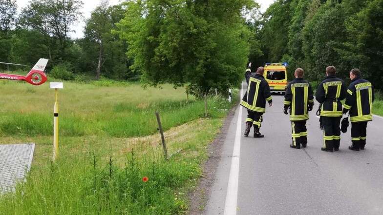  Die Feuerwehr Roßwein war mit 15 Kameraden vor Ort. Sie sicherten die Unfallstelle ab und banden auslaufende Kraftstoffe.