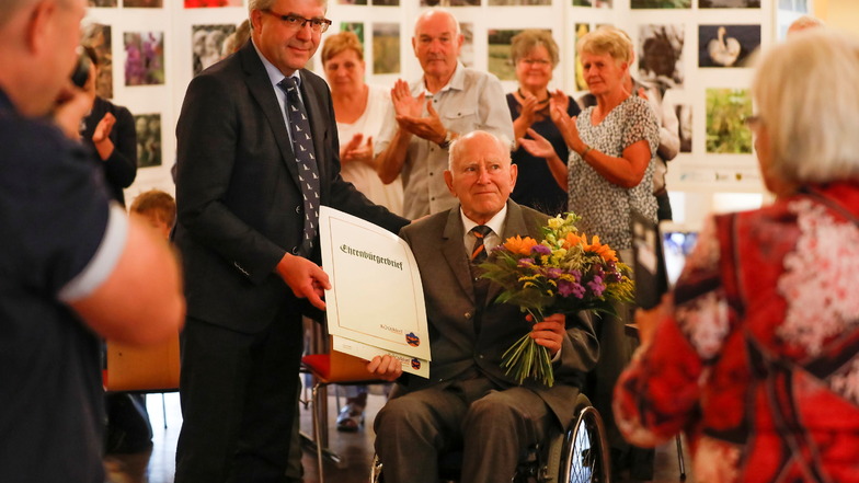 Am Sonntagvormittag hat Großschönaus Bürgermeister Frank Peuker Gottfried Pilz die Ehrenbürger-Würde der Gemeinde verliehen.