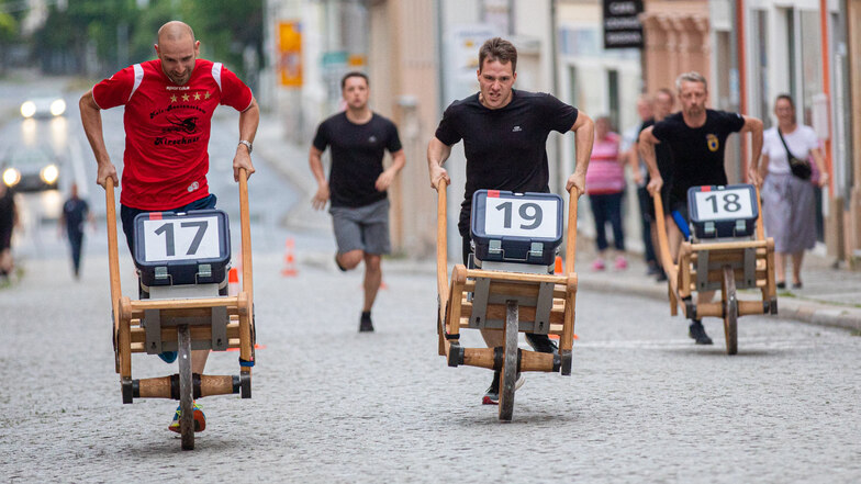 Kein Stadtfest in Bischofswerda ohne Schiebockrennen: Diesmal waren bei den Männern und Frauen jeweils drei Teams mit zwei Läufern am Start. Gelaufen wurde auf der Dresdner Straße.