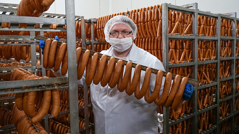 Meister’s-Produktionsleiter Thomas Käßler im Kühlhaus mit Tausenden Knoblauchwürsten.