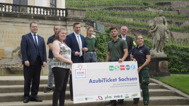 Das sächsische Azubiticket gilt künftig auch für Freiwilligendienstleistende wie Maria Wichmann (vorne links). Wirtschaftsminister Martin Dulig (SPD) präsentierte das Ticket im Weingut Schloss Wackerbarth in Radebeul.
