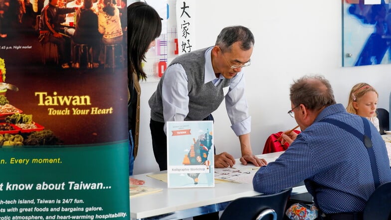 Asiatische Schriftzeichen konnten Besucher unter fachmännischer Anleitung bei einem Kalligraphie-Workshop erlernen.