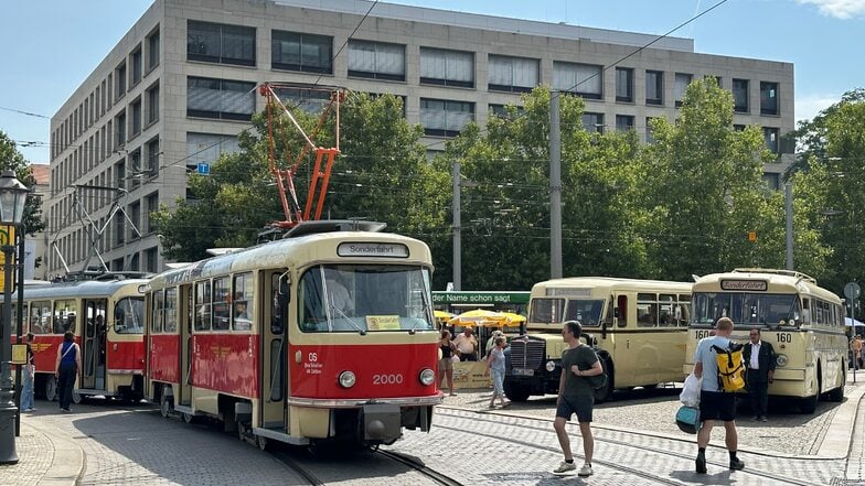 Historische Fahrzeuge aus dem Depot des Straßenbahnmuseum - zum Stadtfest fahren sie wieder durch Dresden und stehen dazwischen am Postplatz.