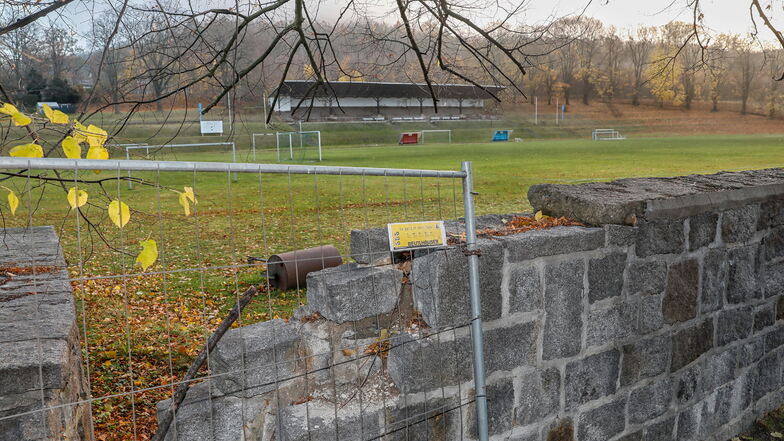 Die denkmalgeschützte Mauer rund um das Stadion ist kaputt. Sie soll ebenfalls saniert werden.