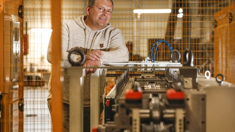 André Werder zeigt eine der neu angeschafften Maschinen, einen so genannten Rollformer.
