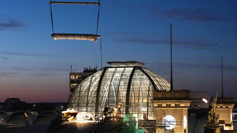 So wie im Juni 2022 sollen dieses Jahr weitere Rollen mit der Glasfaser-Membran auf das Dach des Hauptbahnhofs schweben.