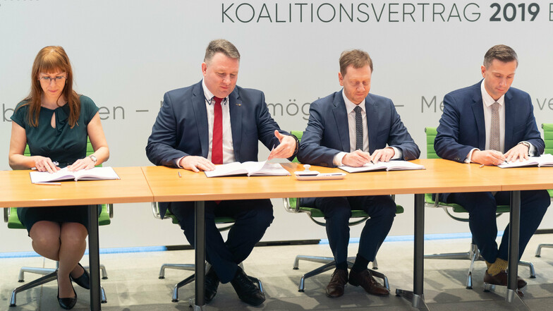 Unterzeichnung des Koalitionsvertrags im Dezember 2019: Sachsens Ministerpräsident Michael Kretschmer (2.v.r. ), die sächsische Grünen-Chefin Katja Maier, CDU-Fraktionschef Christian Hartmann (2. v.li.), und Sachsens SPD-Vorsitzender Martin Dulig.