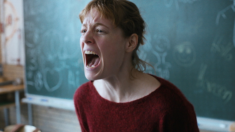 Der Film "Das Lehrerzimmer" erzählt von einem Konflikt an einer Schule, der aus dem Ruder läuft. Im Zentrum steht eine Lehrerin (Leonie Benesch), die eine Diebstahlserie an ihrer Schule aufklären will