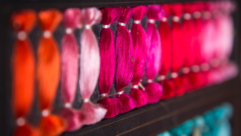 Zur Sammlung gehören auch Färbemuster, die den Einsatz der Farbstoffe an textilen Fasern zeigen.