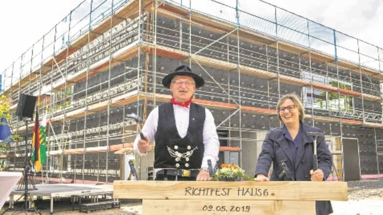 BA-Direktorin Ute Schröter-Bobsin konnte nach neun Monaten Bauzeit zum Richtfest laden, Zimmermann Steffen Pocha segnete den Bau.