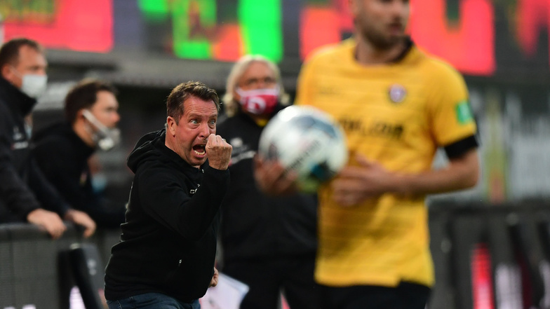 Dynamos Trainer Markus Kauczinski treibt seine Mannschaft an. Er sieht durchaus Chancen, auch gegen den Aufstiegskandidaten aus Hamburg zu punkten.