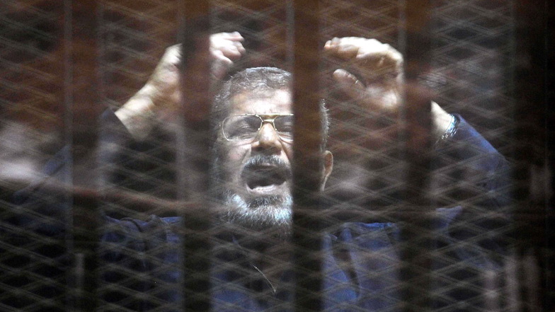 Mohammed Mursi, Ägyptens früherer Präsident, 2015 im Gericht.