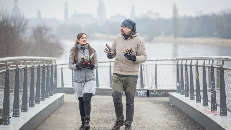 Louise Hummel-Schröter und Ronny Geißler von "Wir lieben Elbe" säubern die Molenbrücke im Januar 2022.