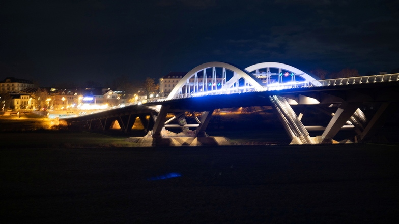 Die Waldschlößchenbrücke wird zwar nachts von außen nicht angestrahlt. Dennoch strahlen die LED-Leuchten an den Innenseiten der Handläufe kräftig.