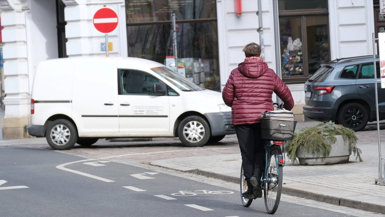 Die Fahrradspur in der Neugasse soll verlängert werden – bis zur Kreuzung Martinstraße. In Meißen stehen gegenwärtig 50 Einbahnstraßen für den Radverkehr in Gegenrichtung auf dem Prüfstand.
