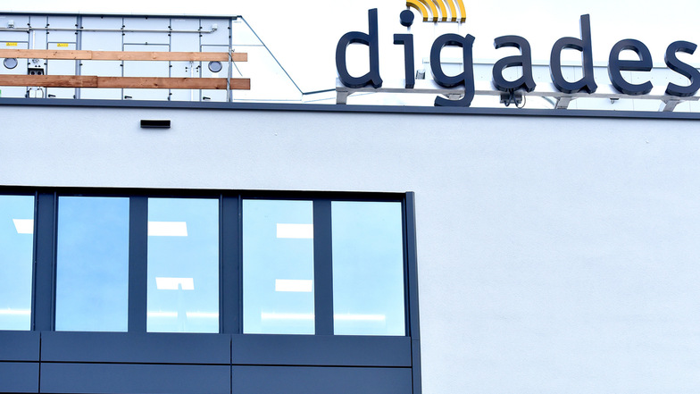 Das digades-Logo am neuen Entwicklungszentrum der Firma in Zittau.