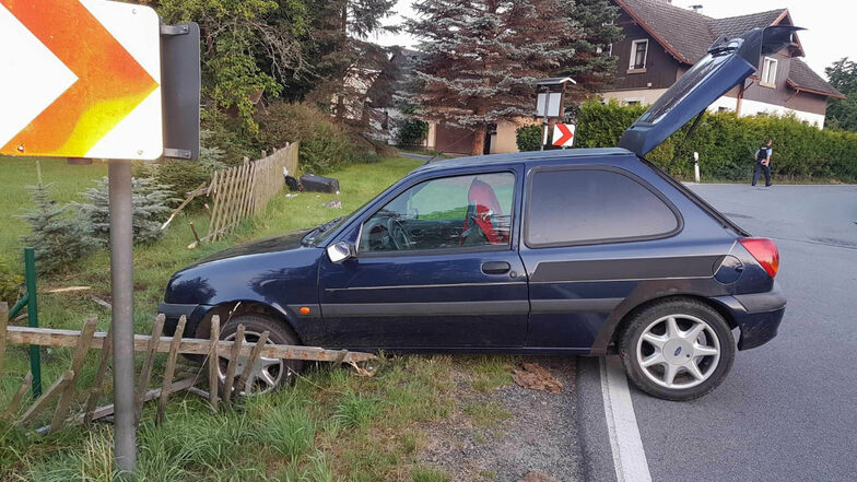 Zwei Mädchen im Alter von 17 und 13 Jahren waren in der Nacht zum Dienstag mit einem Ford Fiesta unterwegs. In Mittelherwigsdorf verlor die 17-Jährige die Kontrolle.