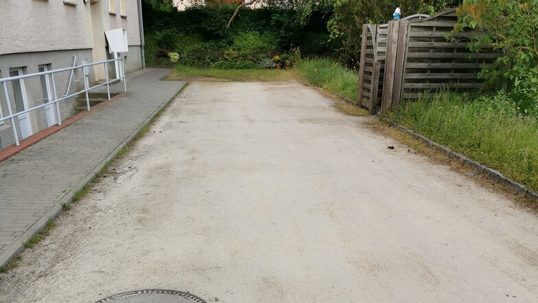 Nur wenige Meter lang ist dieser Weg am Wohnblock in der Ossietzkystraße 4 C/D, über dessen Zustand sich die Anwohner beschweren.