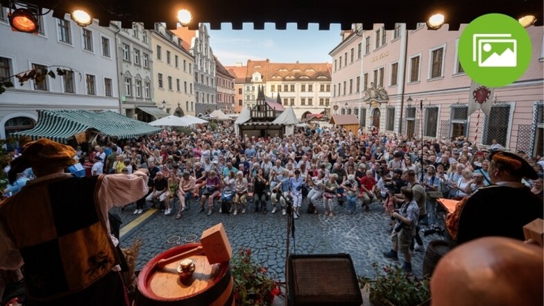 Hunderte Gäste erwarteten am Freitagabend auf dem Görlitzer Untermarkt den Bieranstich zum Auftakt des Altstadtfestes.