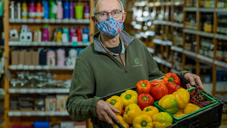 Stündlich müssen Mitarbeiterinnen und Mitarbeiter in der Verbrauchergemeinschaft Dresden in den Läden Menschen ansprechen, die keine Maske tragen. Das Personal sei sehr angespannt, sagt Vorstandsmitglied Peter Jacobi.