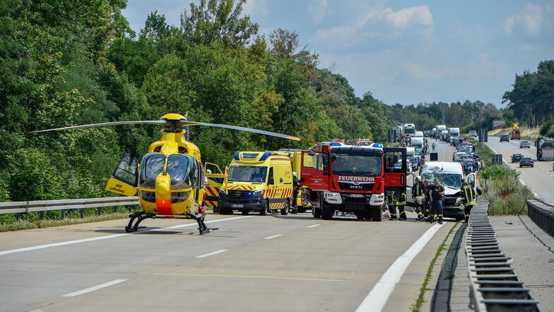 Fast zwei Stunden war die A4 zwischen Weißenberg und Bautzen-Ost wegen eines Unfalls am Sonntagnachmittag gesperrt. Dabei wurde ein Mann schwer verletzt und mit einem Rettungshubschrauber in die Klinik gebracht.