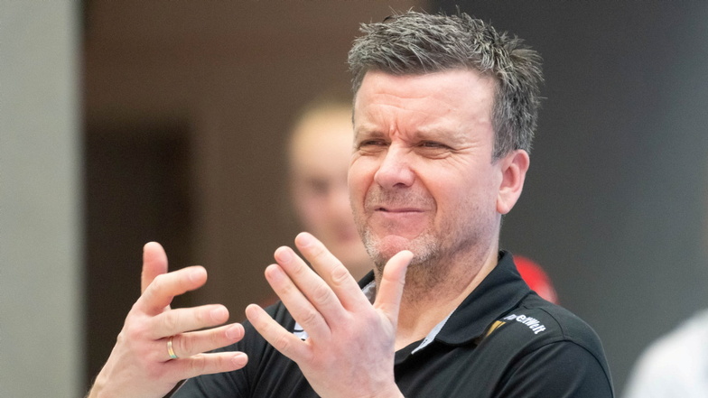Rot für Dresdens Volleyball-Trainer Alexander Waibl: Für seine harsche Kritik am Schiedsrichter bekam Gegner Suhl kampflos einen zusätzlichen Punkt zugesprochen.
