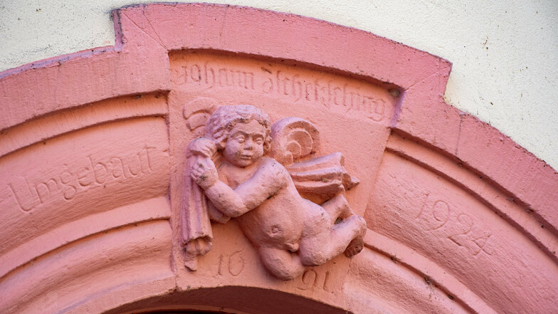 Das Haus Querstraße 44 in Roßwein spiegelt Stadtgeschichte wider: Es war einst Brauhaus. Über dem Eingang fliegt ein Engel, der ein Stück Tuch hält. Er gilt als Schutzengel der Roßweiner Tuchmacherinnung. Das Handwerk dominierte mehr als 600 Jahre d