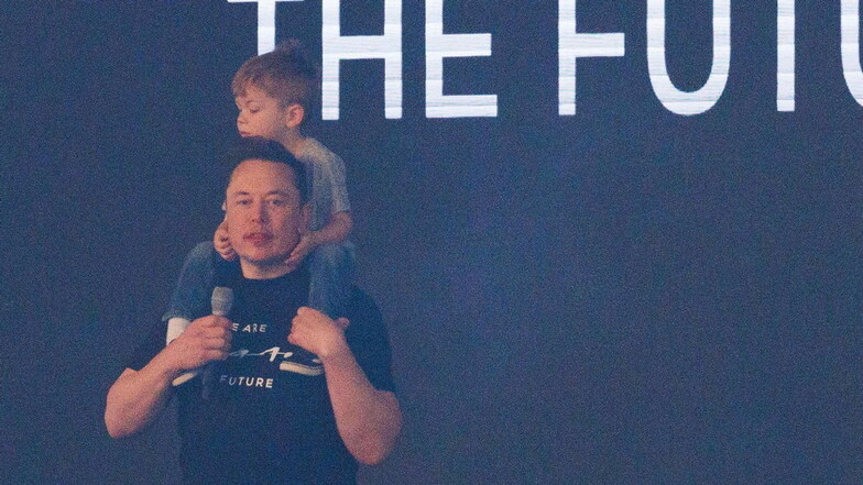 Tesla-Chef Elon Musk hat bei seinem Besuch des Tesla-Werks in Grünheide auch seinen Sohn mitgebracht. Der Junge namens X Æ A-XII saß auf den Schultern seines Vaters, als dieser am Mittag zu Beschäftigten des US-Autobauers sprach.