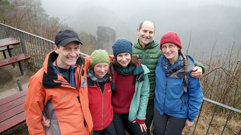 Diese fünf Bergsteiger haben den Antrag erarbeitet (v.l.): Rainer Petzold, Ines Panitz, Anne Lochschmidt, Thomas Böhmer und Maria Neubauer. Im Hintergrund der Klettergipfel Brandscheibe.