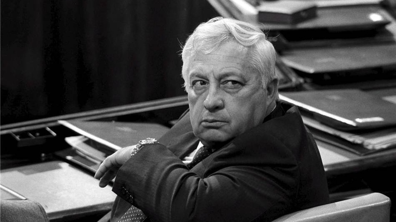 1985: Zwischen1984 und 1990  war Scharon Minister für Handel und Industrie.