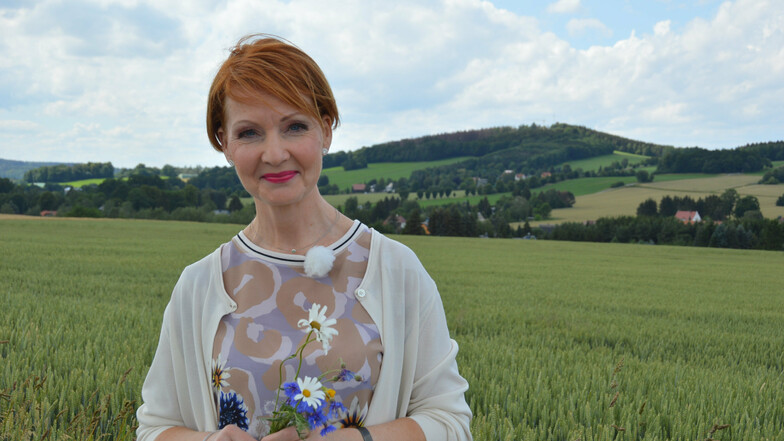 MDR-Moderatorin Beate Werner führt in der Sendung "Unterwegs in Sachsen" durch Schönbach und zum Bieleboh.