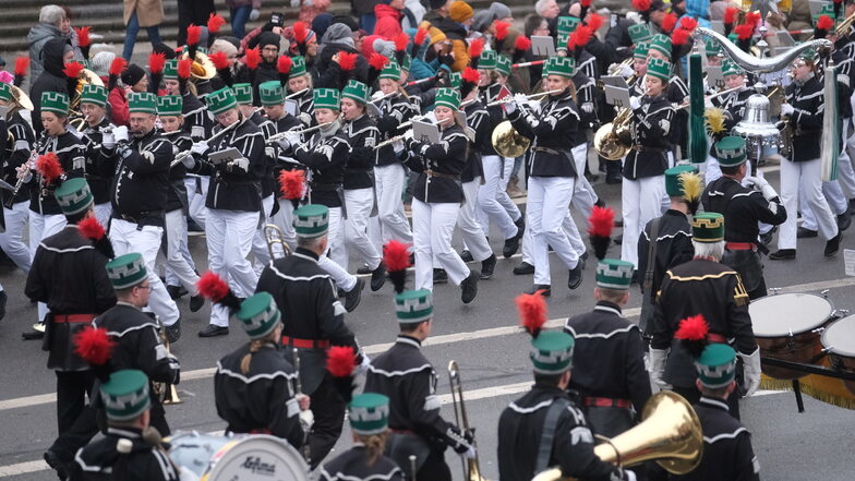 Teilnehmer der Bergparade gehen durch die Innenstadt von Chemnitz. Am Vortag des ersten Advent wurde in Chemnitz die Vorweihnachtszeit eingeläutet.