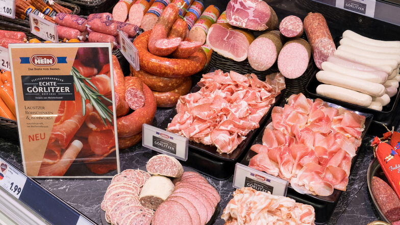 So sieht es nun in der Auslage im Kaufland-Markt in Görlitz-Weinhübel mit den Salami- und Schinkenangeboten der Wurstmanufaktur Hein aus.