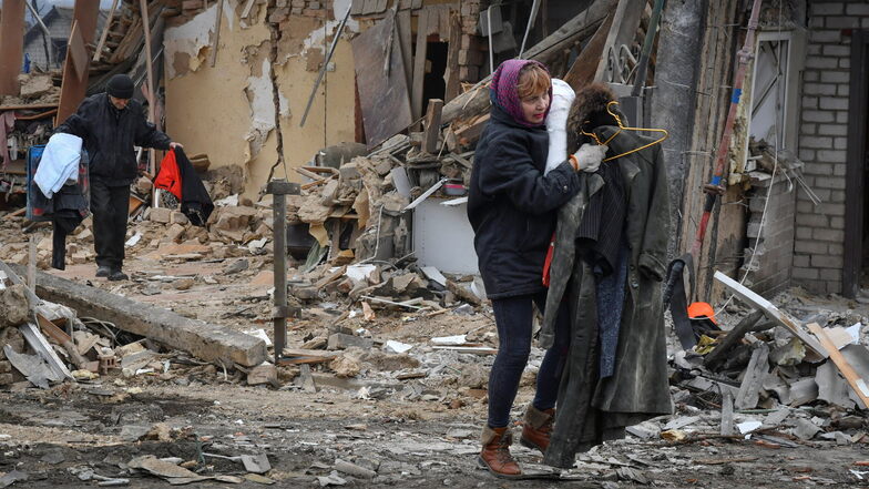 Viele Häuser in der Ukraine wurden zerstört, und die Menschen retten die wenigen Habseligkeiten, hier ein Bild aus Saporischschja. Mit Spenden soll ihnen geholfen werden. Jetzt startet das Bündnis Westlausitz eine Aktion in Pulsnitz und Großröhrsdorf.