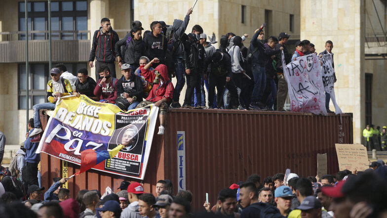 Regierungskritische Demonstranten protestieren in der Innenstadt von Bogota.