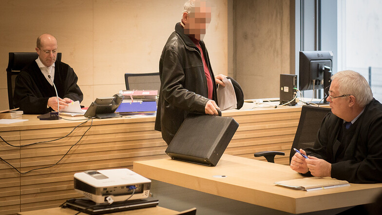 Der Angeklagte vor Beginn seines Prozesses am Amtsgericht Meißen im Dezember 2015. Links Richter Andreas Poth, rechts Verteidiger Wolfgang Tücks. Am Mittwoch jedoch erschien der Angeklagte nicht.