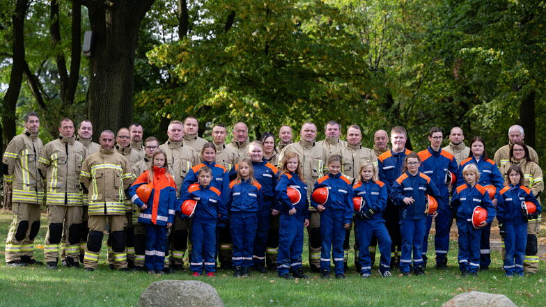 Die Freiwillige Feuerwehr Kleinwelka zählt 28 aktive Mitglieder. Ortswehrleiter Falk Weißbach (2.v.l.) führt die Feuerwehrleute an. Es gibt auch eine Jugendwehr mit 17 Mitgliedern.