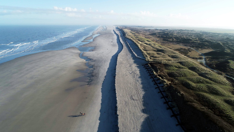 Eine deutliche, etwa 500 Meter lange Abbruchkante hat sich nach den vergangenen Sturmfluten am Strand von Langeoog vor den Dünen des sogenannten Pirolatals gebildet