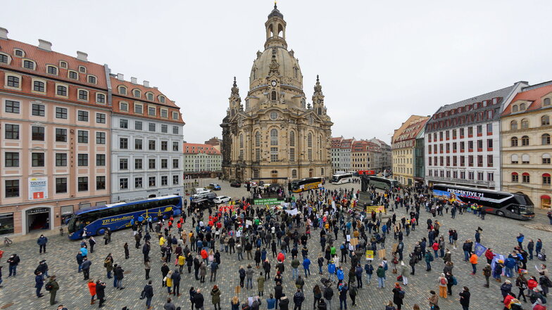 Reisebusse brachten Teilnehmer aus ganz Sachsen zum 1.000-Personen-Talk. Am Ende war der Neumarkt gut gefüllt.