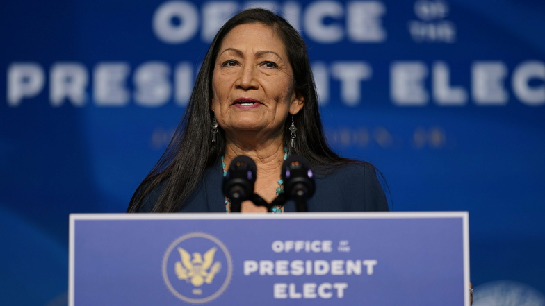 Die designierte Innenministerin Deb Haaland wird die erste amerikanische Ureinwohnerin in einem Kabinett sein.
