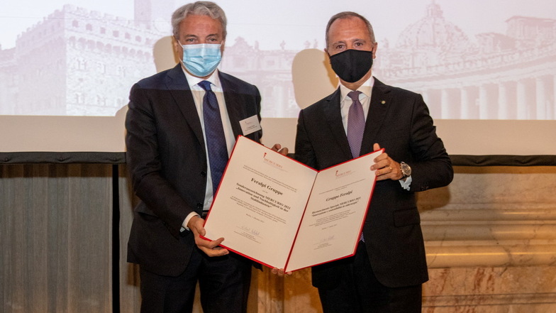 Der Vorstandsvorsitzende der Feralpi-Gruppe Giuseppe Pasini (li.) erhält die Auszeichnung Premio Mercurio vom italienischen Botschafter Armando Varricchio überreicht.
