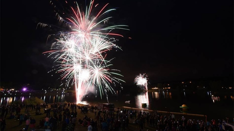 Bunte Funken: Tausende bewunderten am Abend das Feuerwerk bei „Malter in Flammen“.