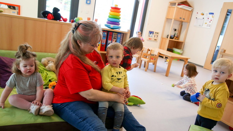 Sie fühlen sich wohl in ihrer neuen Kita Bummiland in Großröhrsdorf: Betreuerin Ines Kliem mit den Krippenkindern Luna, Alvin und Enno.