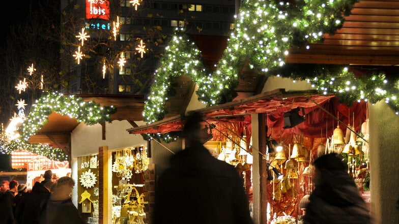 Der Weihnachtsmarkt Dresdner Winterlichter auf der Prager Straße erfreut eigentlich Besucher und auch umliegende Händler, aber jetzt gibt es Ärger darum.